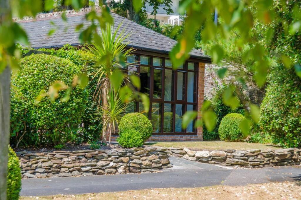 Charming Summerhouse Annexe In Lush Gardens In Holiday home *